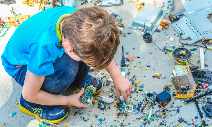 Enfant réparant électronique